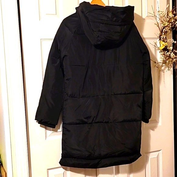 BCBG hooded puffer winter coat, with super soft sherpa style material inside. - Picture 2 of 14